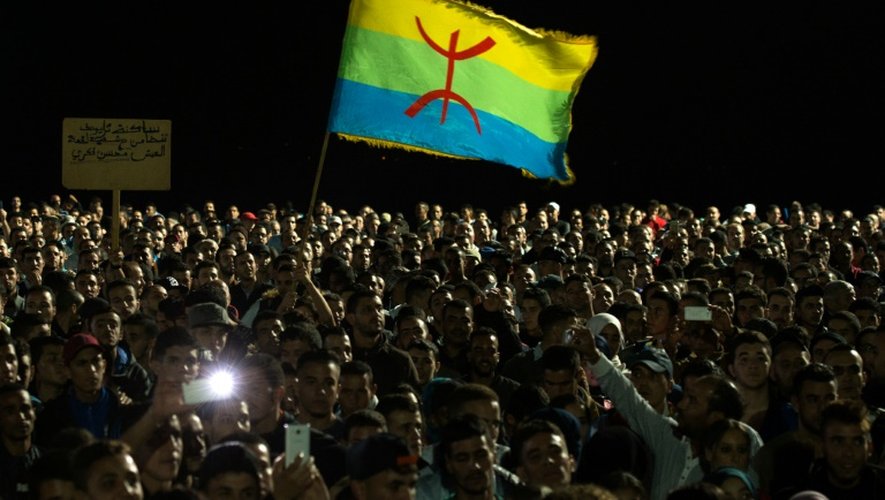 Des manifestant brandissent le drapeau berbère à Al Hoceima au Maroc, le 30 octobre 2016