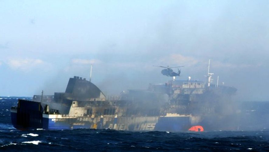 Capture d'écran d'une vidéo fournie par la marine italienne, le 29 décembre 2014, montrant le ferry "Norman Atlantic" brulé au large des côtes de l'Albanie