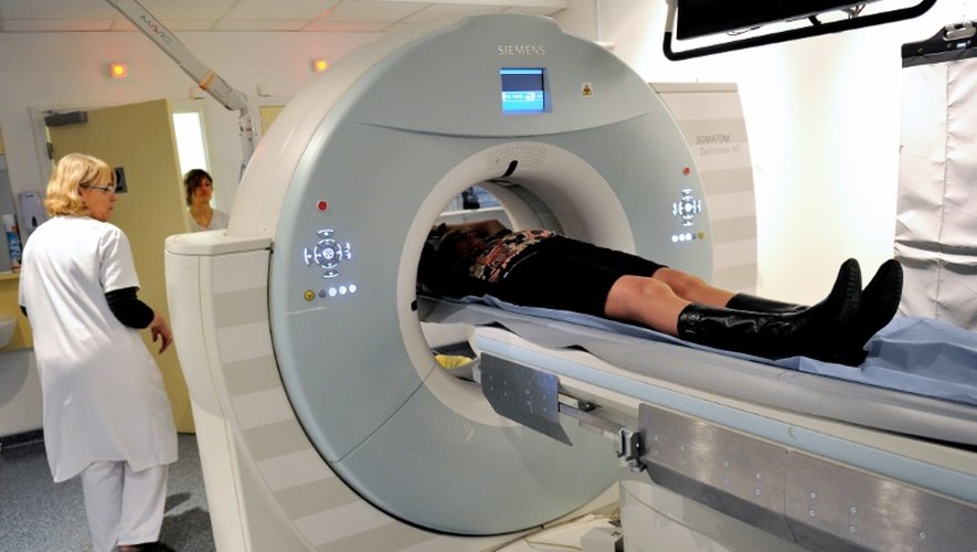 Un patient subissant un scanner dans un centre de traitement du cancer à Lille, le 6 février 2013