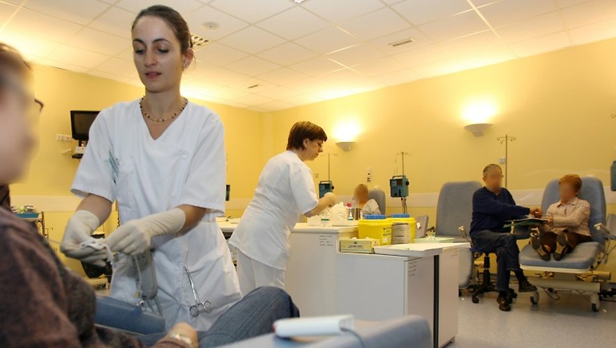 Des patients reçoivent un traitement de chimiothérapie dans un centre anti-cancer de Lille, le 17 janvier 2007