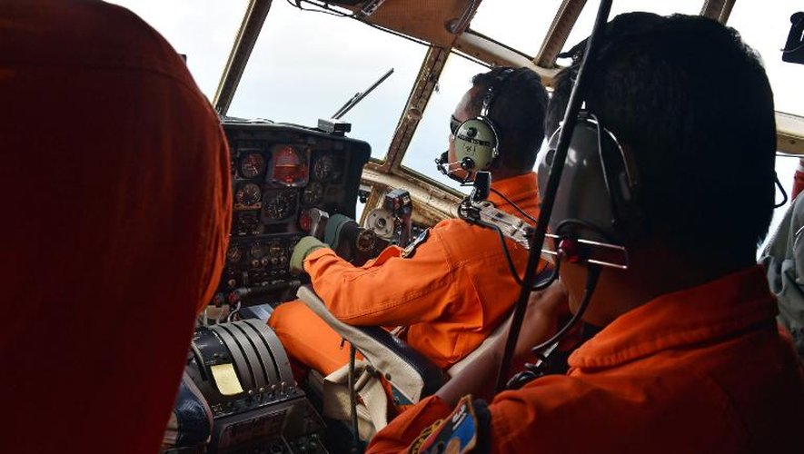 La mer de Java survolée le 29 décembre 2014 par des membres de l'aviation indonésienne à bord d'un Hercules C-130