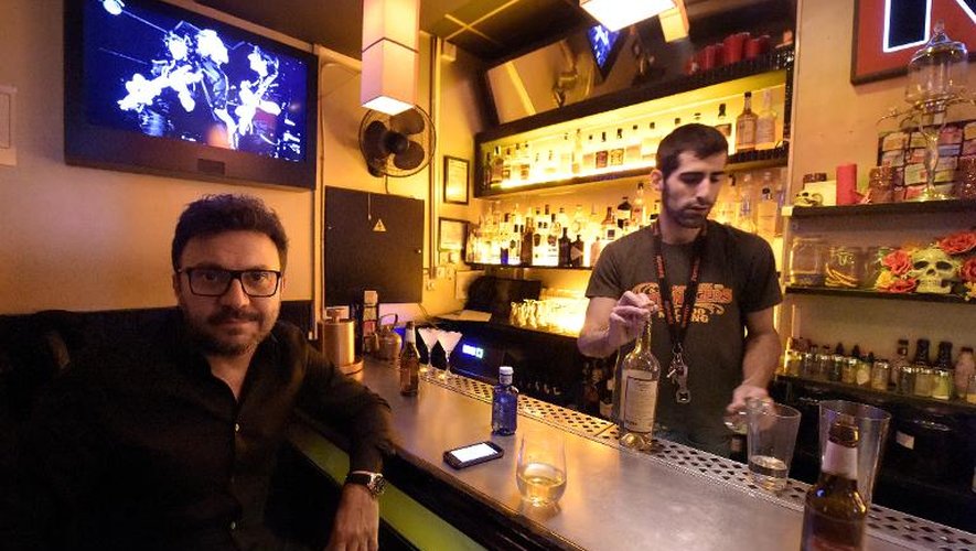 Dani Marin, co-propriétaire du Costello Club, un bar de Madrid, pose au comptoir de son établissement, le 5 décembre 2014