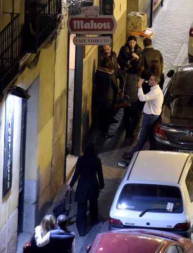 Des consommateurs bavardent devant un bar de Madrid, le 12 décembre 2014