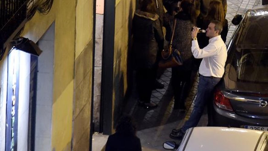 Des consommateurs bavardent devant un bar de Madrid, le 12 décembre 2014