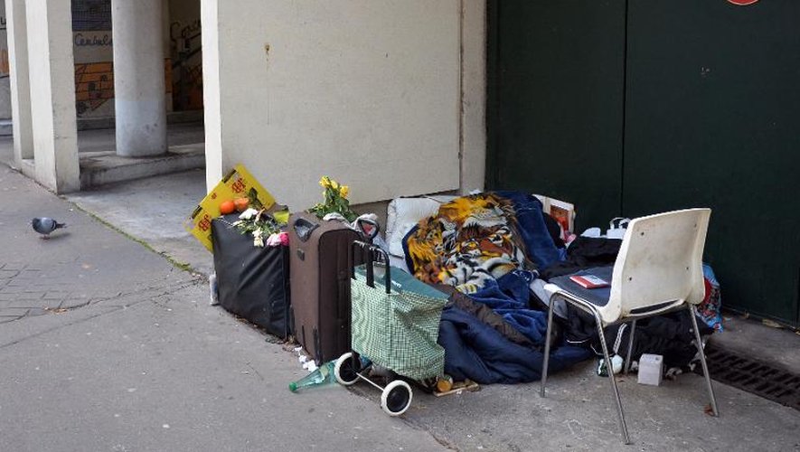 Un sans-abri dort dans une rue de Paris, le 29 décembre 2014