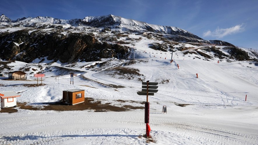 Dans les Alpes, les stations de ski font grise mine, même si certaines sauvent les meubles grâce à la neige artificielle.