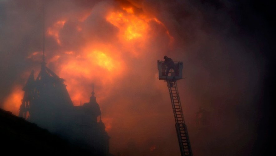 Des pompiers tentent d'éteindre l'incendie du Musée de la Langue portugaise de Sao Paulo, le 21 décembre 2015