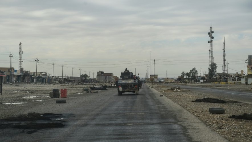 Une colonne de l'armée irakienne progresse dans le village de Gogjali, dans les faubourgs est de Mossoul, le 2 novembre 2016