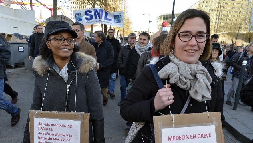Des médecins et du personnel médical défilent dans les rues de Rennes le 29 décembre 2014
