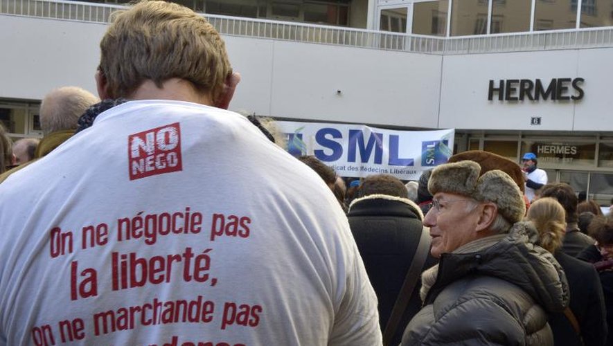 Des médecins en grève manifestent dans les rues de Rennes, le 29 décembre 2014 pour protester contre un projet de loi