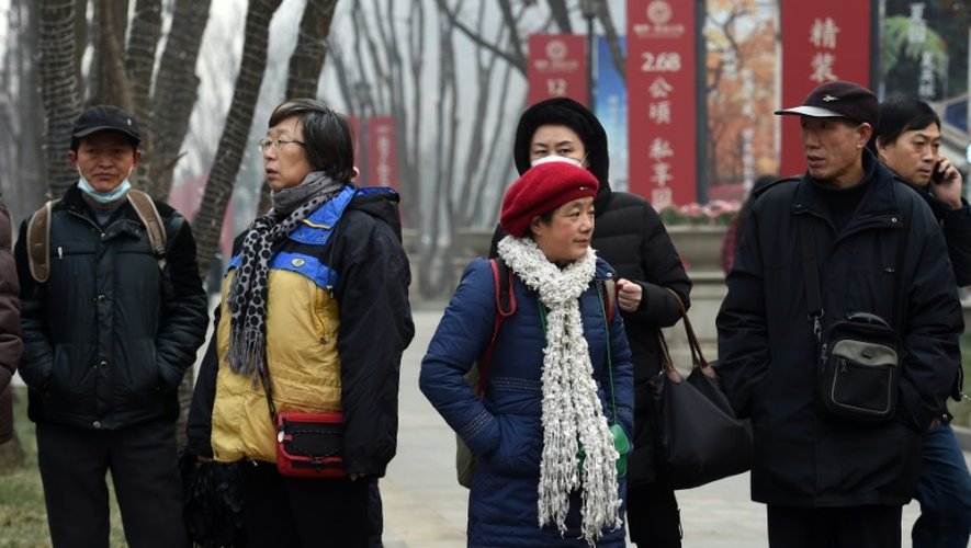 Des partisans du défenseur des droits de l'homme Pu Zhiqiang attendent le 22 décembre 2015 près du tribunal de Pékin où l'avocat a été condamné à trois ans de prison avec sursis