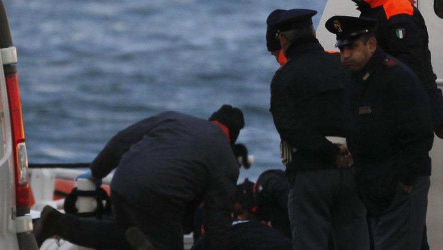 Des gardes-cotes italiens transportent le corps d'un passager après le naufrage du ferry Norman Atlantic, le 29 décembre 2014