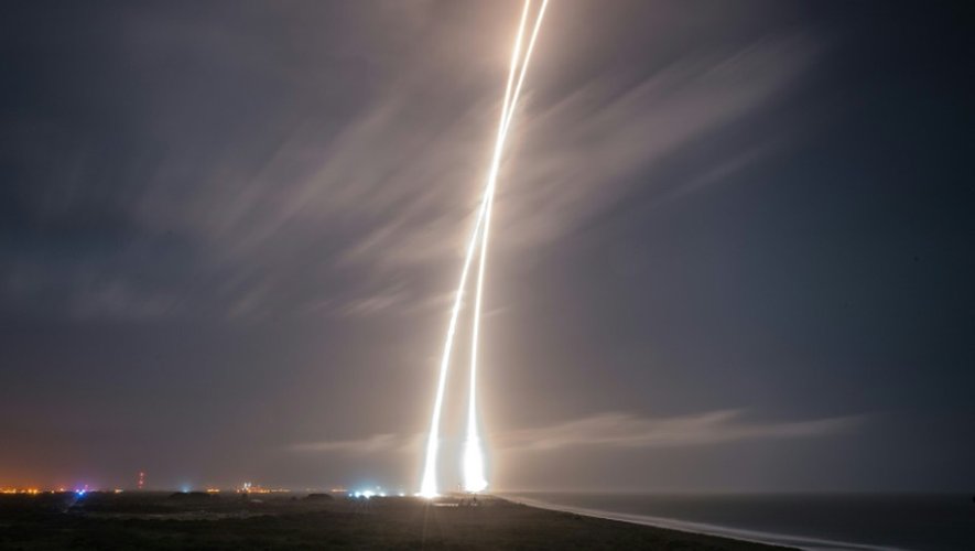 La société SpaceX du milliardaire américain Elon Musk a réussi le 21 décembre 2015 pour la première fois à faire décoller une fusée Falcon 9 et à récupérer ensuite le premier étage de son lanceur, revenu atterrir en douceur sur Terre après 11 minutes de vol