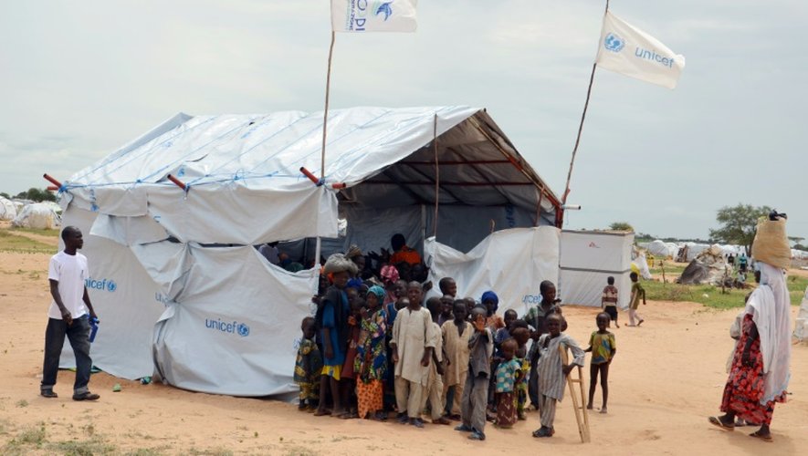 Des enfants près d'une tente de l'Unicef installée dans le camp de réfugiés d'Assaga, au sud-est du Niger, le 16 septembre 2015