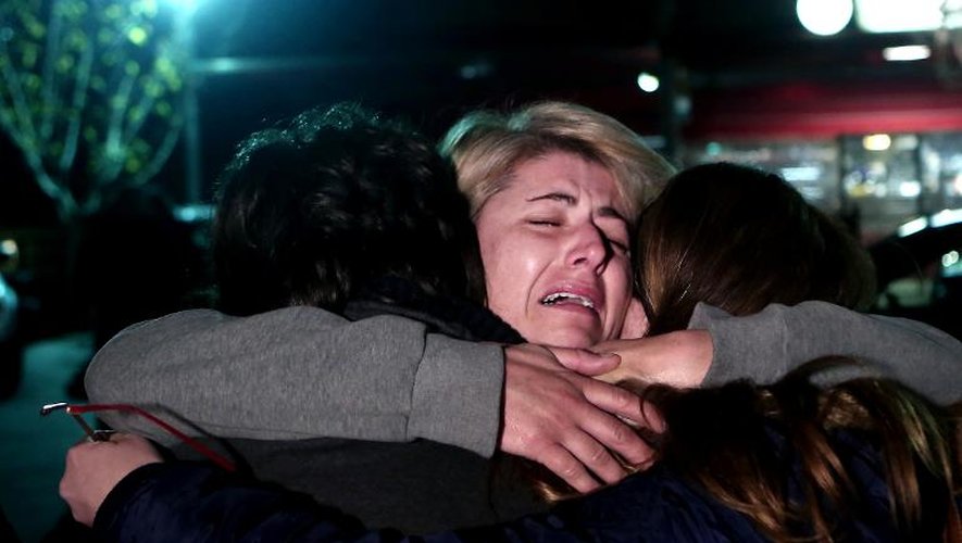 Une rescapée de l'incendie du ferry Norman Atlantic retrouve ses enfants, à l'aéroport de Elefsina, à l'ouest d'Athènes, le 29 décembre 2014