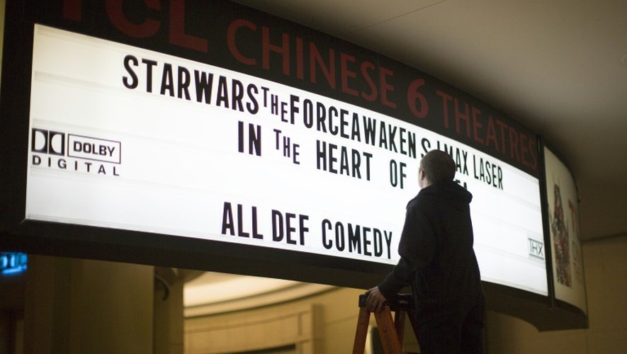 Un employé inscrit le titre du dernier "Star Wars" sur le Chinese Theatre à Hollywood, le 17 décembre 2015