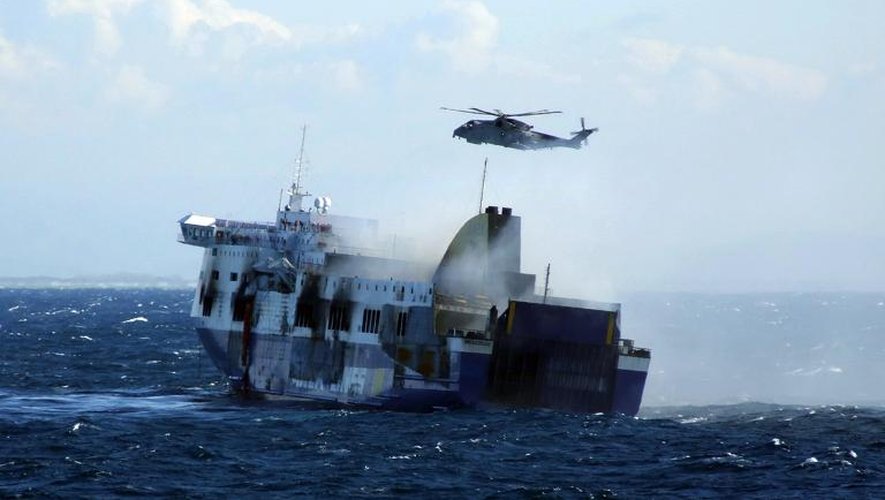 Capture d'écran d'une vidéo fournit par la marine italienne, le 29 décembre 2014, montrant le ferry "Norman Atlantic" brulé au large des côtes de l'Albanie