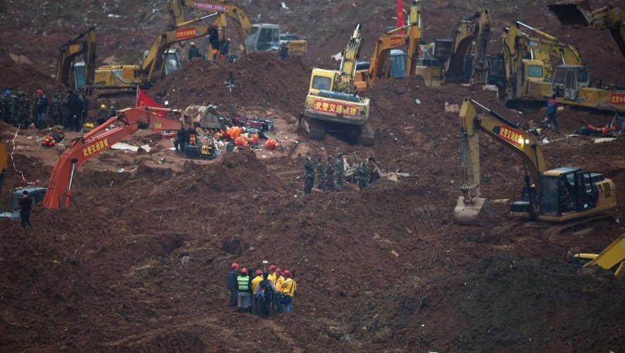 Des équipes de secours recherchent des éventuels survivants le 22 décembre 2015 dans une zone industrielle de Shenzhen, au sud de la Chine, où un glissement de terrain a enseveli 81 personnes