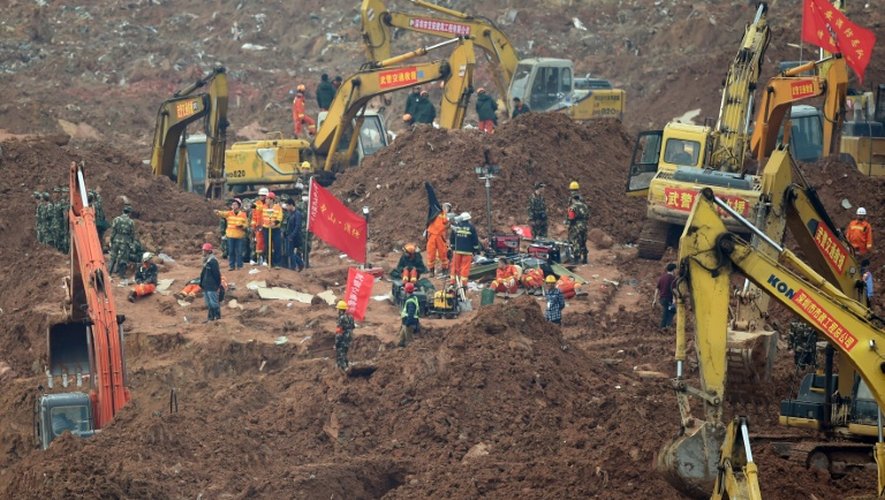 Des équipes de secours recherchent des éventuels survivants le 22 décembre 2015 dans une zone industrielle de Shenzhen, au sud de la Chine, où un glissement de terrain a enseveli 81 personnes