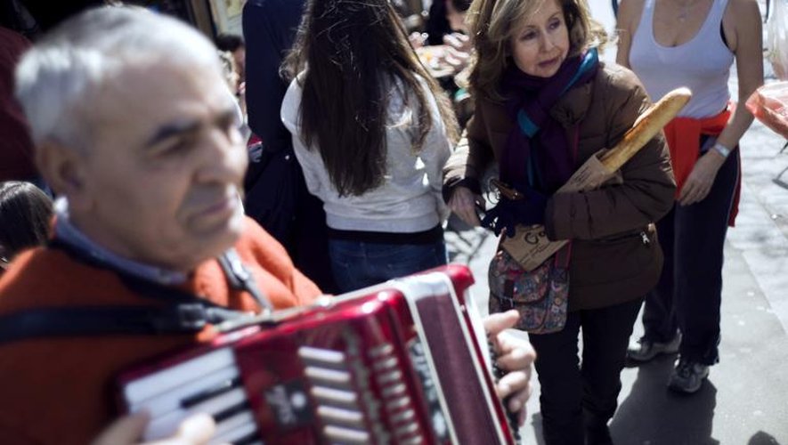 Un homme joue de l'accordéon à Montmartre à Paris le 14 avril 2013