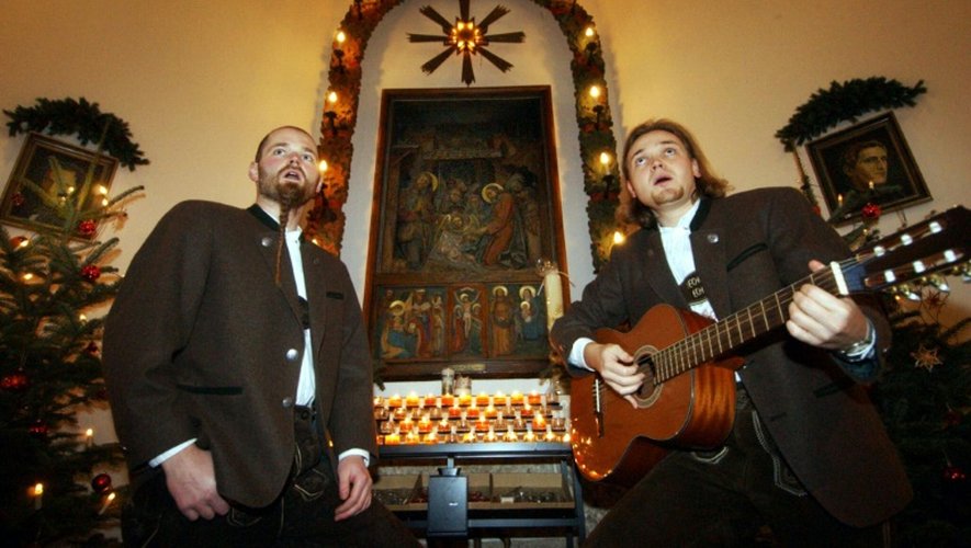 Deux frères Markus (g) et Christian Giglmayer chantent "Douce nuit" à des visiteurs le 10 décembre 2003 dans la chapelle du village d'Oberndorf, près de Salzbourg