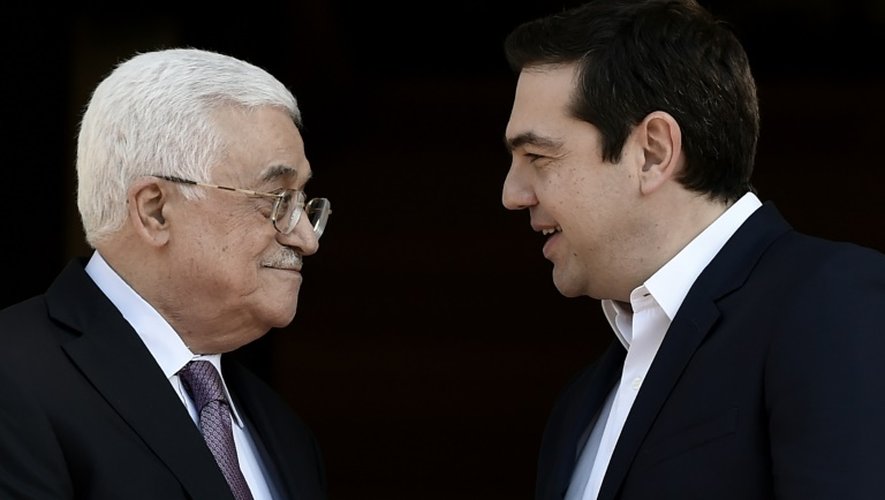 Le président palestinien Mahmoud Abbas (g) et le Premier ministre grec Alexis Tsipras, à Athènes, le 21 décembre 2015