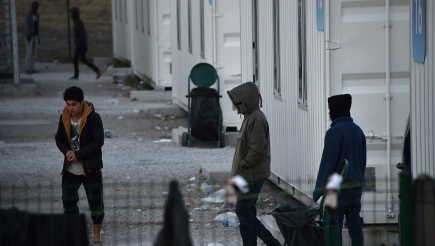 Des mineurs quittent l'enceinte du Centre d'accueil provisoire (CAP), composé de conteneurs, le 2 novembre 2016 à Calais