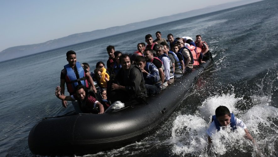 Des migrants arrivent sur l'île grecque de Lesbos après une traversée depuis la Turquie, le 4 septembre 2015
