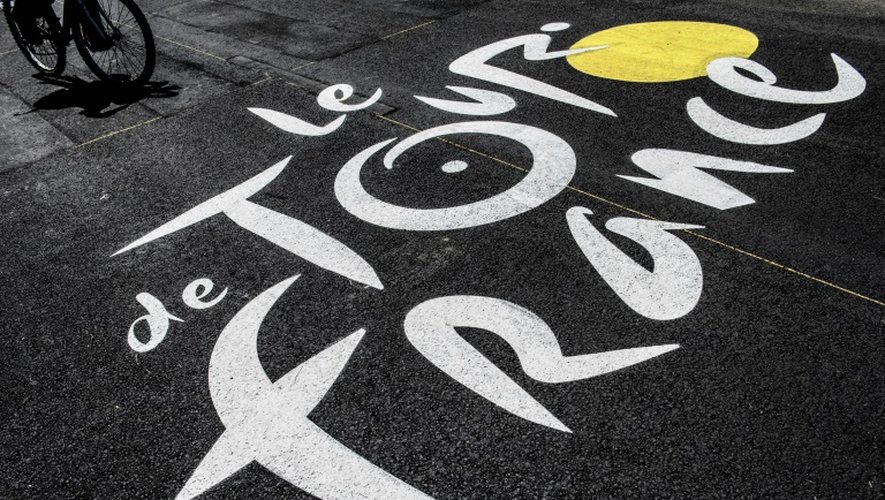 Logo du Tour de France peint sur la chaussée, le 10 juillet 2015 lors de la 7e étape entre Livarot et Fougères