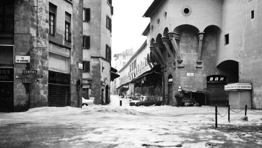 Le pont Vecchio sous les eaux dans Florence inondée le 4 novembre 1966
