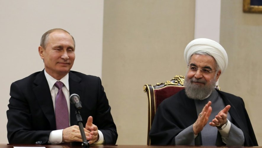 Le président iranien Hassan Rohani (d) et son homologue russe Vladimir Poutine, le 23 novembre 2015 à Téhéran