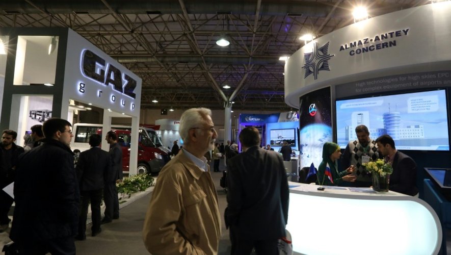 Des visiteurs arpentent les allées de la foire-exposition à Téhéran, le 22 décembre 2015 où Moscou dévoile son savoir-faire industriel