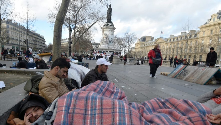 Ni tente ni abris, "ils sont 250 à 300 hommes", selon des bénévoles, à dormir sur des matelas posés au sol, sur la place