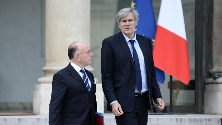 Bernard Cazeneuve et Stéphane Le Foll à l'issue du conseil des ministres le 2 novembre 2016 à l'Elysée à Paris