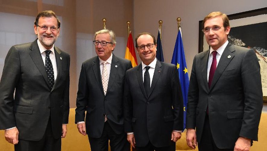 François Hollande entre le Premier ministre espagnol Mariano Rajoy Brey, le président de la commission européenne Jean-Claude Juncker, et le Premier ministre portugais   Pedro Passos Coelho lors du Conseil européen le 18 décembre 2014 à Bruxelles