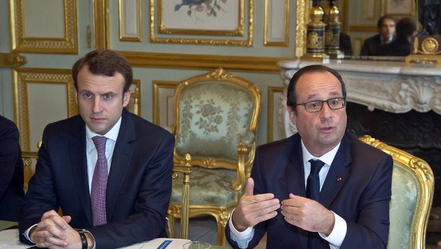Le ministre de l'Economie Emmanuel Macron et le président François Hollande le 8 décembre 2014 à l'Elysée à Paris
