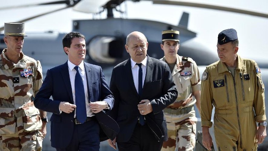 Le Premier ministre Manuel Valls et le ministre de la Défense Jean-Yves Le Drian entouré de militaires de l'opération Barkhane le 22 novembre 2014 à N'Djamena