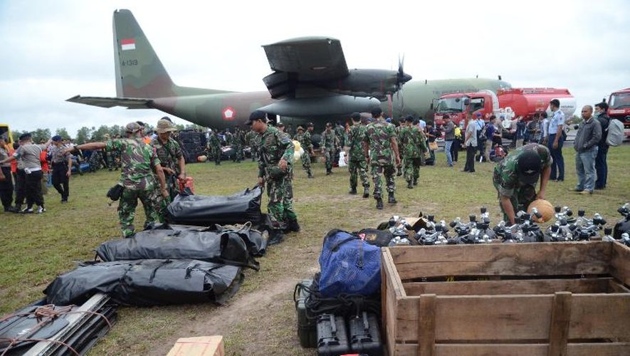Des marines indonésiens à leur arrivée le 31 décembre 2014 sur la base Pangkalan Bun pour prendre part aux recherches