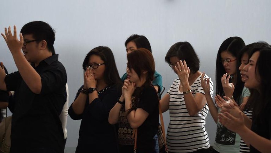 Des proches des passagers de l'avion d'AirAsia, le 31 décembre 2014 à l'aéroport Juanda à Surabaya