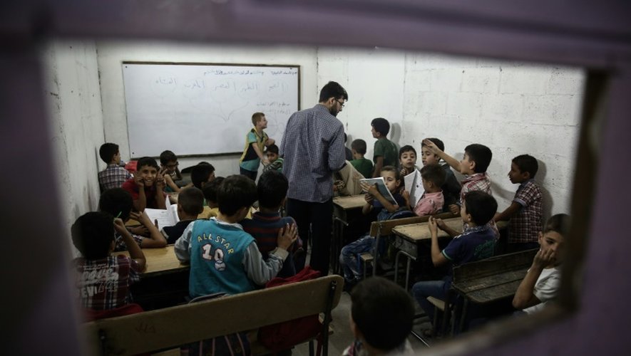 Des cours sont dispensés dans des salles de classe souterraines à l'école Al-Hayat, dans un quartier nord de Damas, le 19 octobre 2016