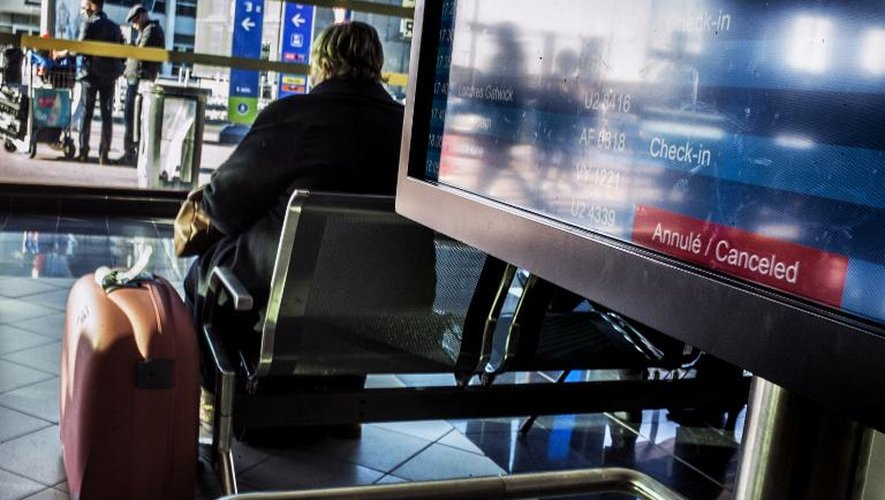 Un voyageur en attente en raison de l'annulation de vols d'easyJet le 26 décembre 2014 à l'aéroport Saint-Exupery à Lyon