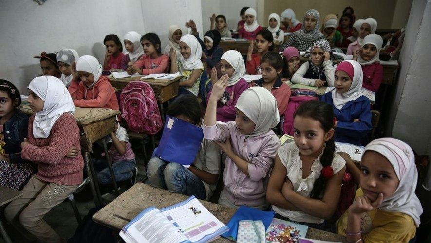 Des enfants syriens assistent à un cours dans une salle de classe souterraine de l'école Al-Hayat, dans un quartier nord de Damas, 19 octobre 2016