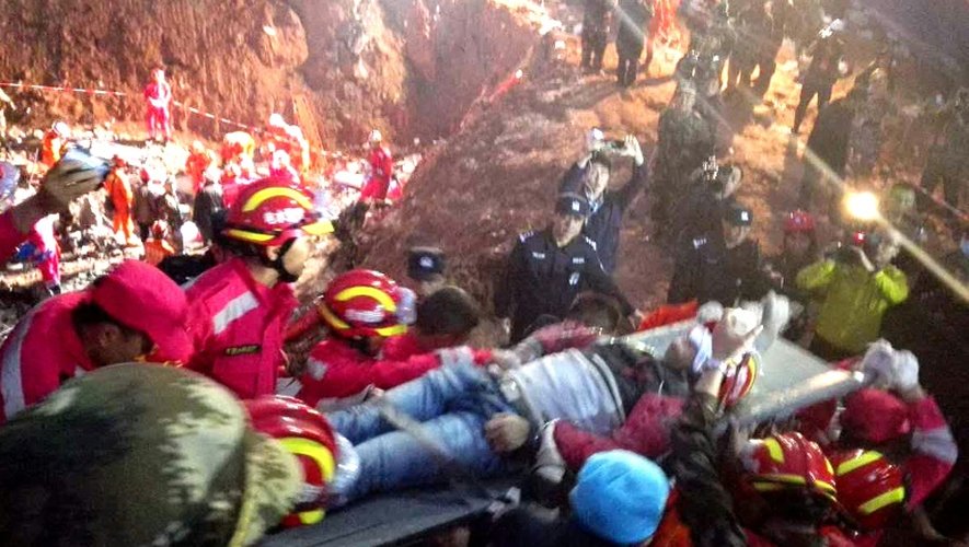 Un survivant de 19 ans extrait d'un bâtiment enseveli le 23 décembre 2015 à Shenzen