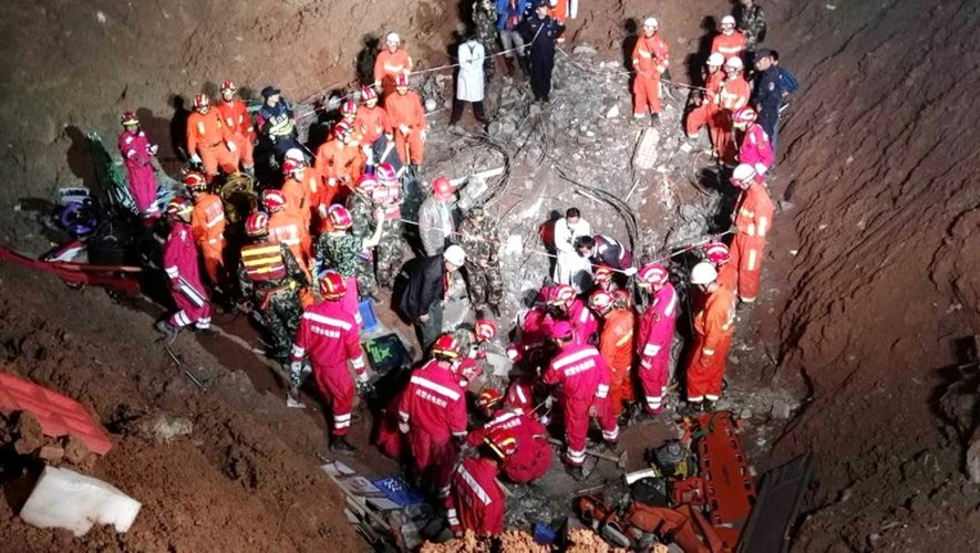 Des secouristes à la recherche de survivants le 23 décembre 2015 après un glissement de terrain à Shenzhen