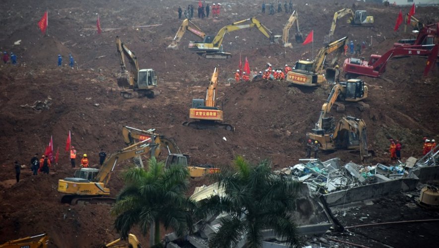 Des secouristes à la recherche de survivants le 21 décembre 2015 après un glissement de terrain à Shenzhen
