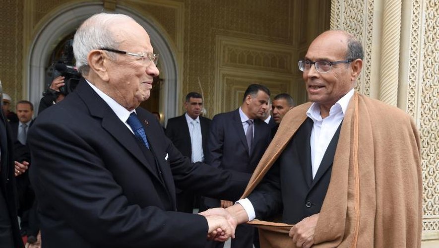 Beji Caid Essebsi et Moncef Marzouki lors de la passation de pouvoirs le 31 décembre 2014 au palais présidentiel de Carthage à Tunis