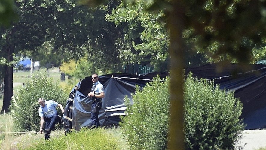Des enquêteurs à l'endroit où le corps décapité d'Hervé Cornara, patron d'une  entreprise de transport, le 26 juin 2015 à Saint-Quentin-Fallavier