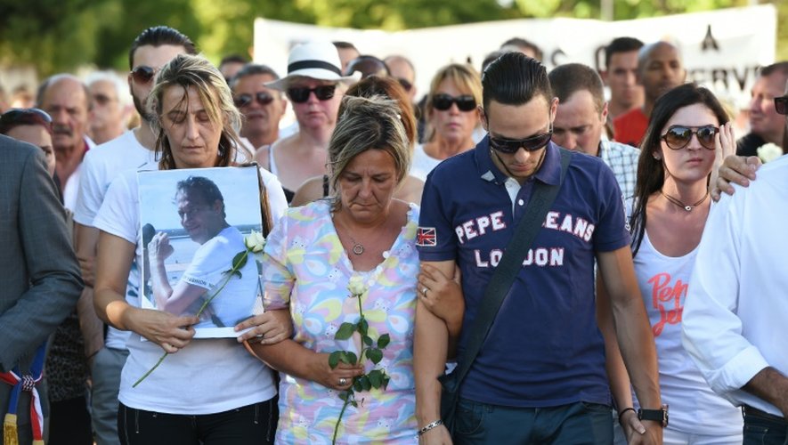 Laurence et Kevin, la femme et le fils d'Hervé Cornara, lors d'une marche le 30 juin 2015 à Saint-Quentin-Fallavier