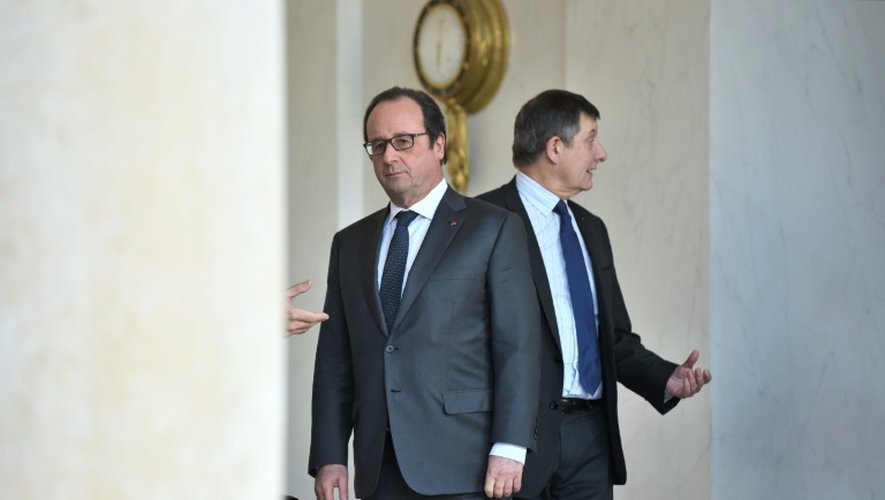 Le président François Hollande et le Secrétaire général de l'Elysée Jean-Pierre Jouyet, le 23 décembre 2015 à la sortie du Conseil des ministres à Paris