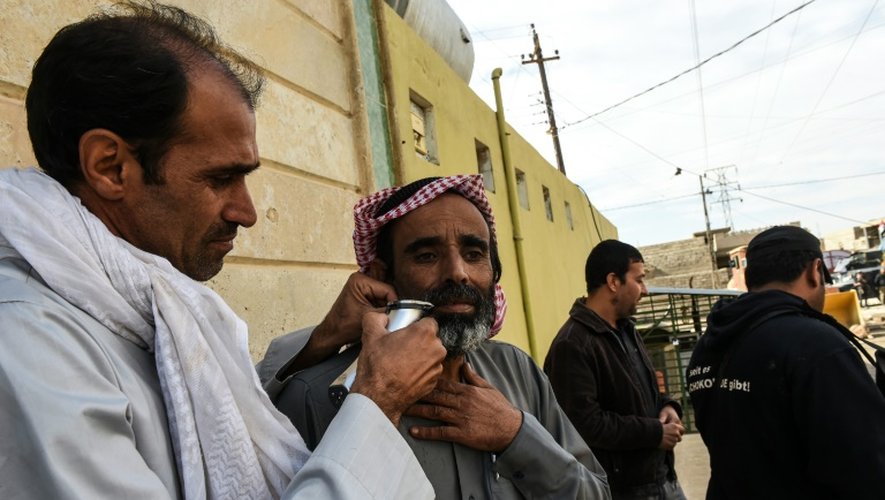 Un Irakien se fait couper la barbe à Godjali, près de Mossoul, en Irak, le 2 novembre 2016